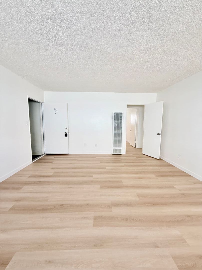 Redondo Beach Apartment: 305 N. Broadway