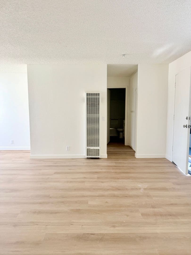 Hawthorne Apartment: 12516 Cranbrook Ave.
