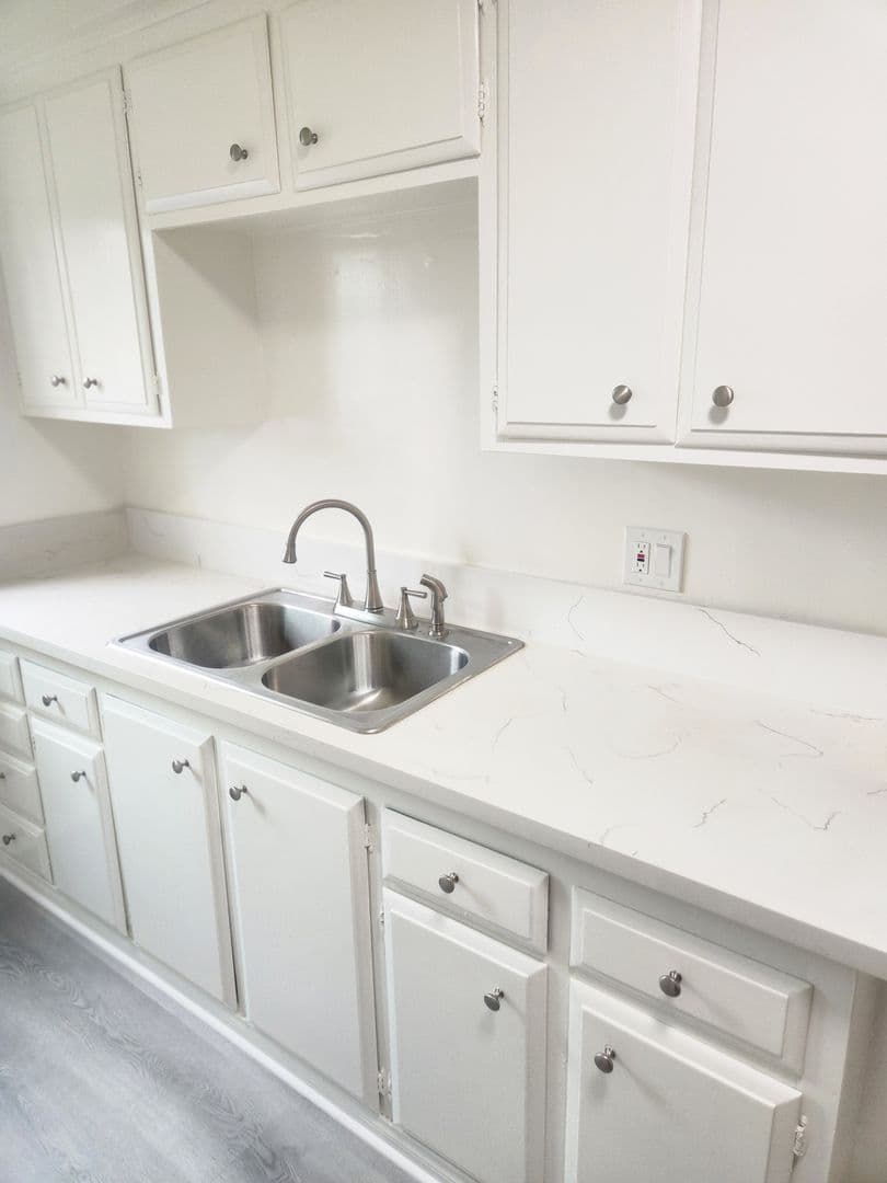 Hawthorne Apartment: 4942-4948 W. 118th Street