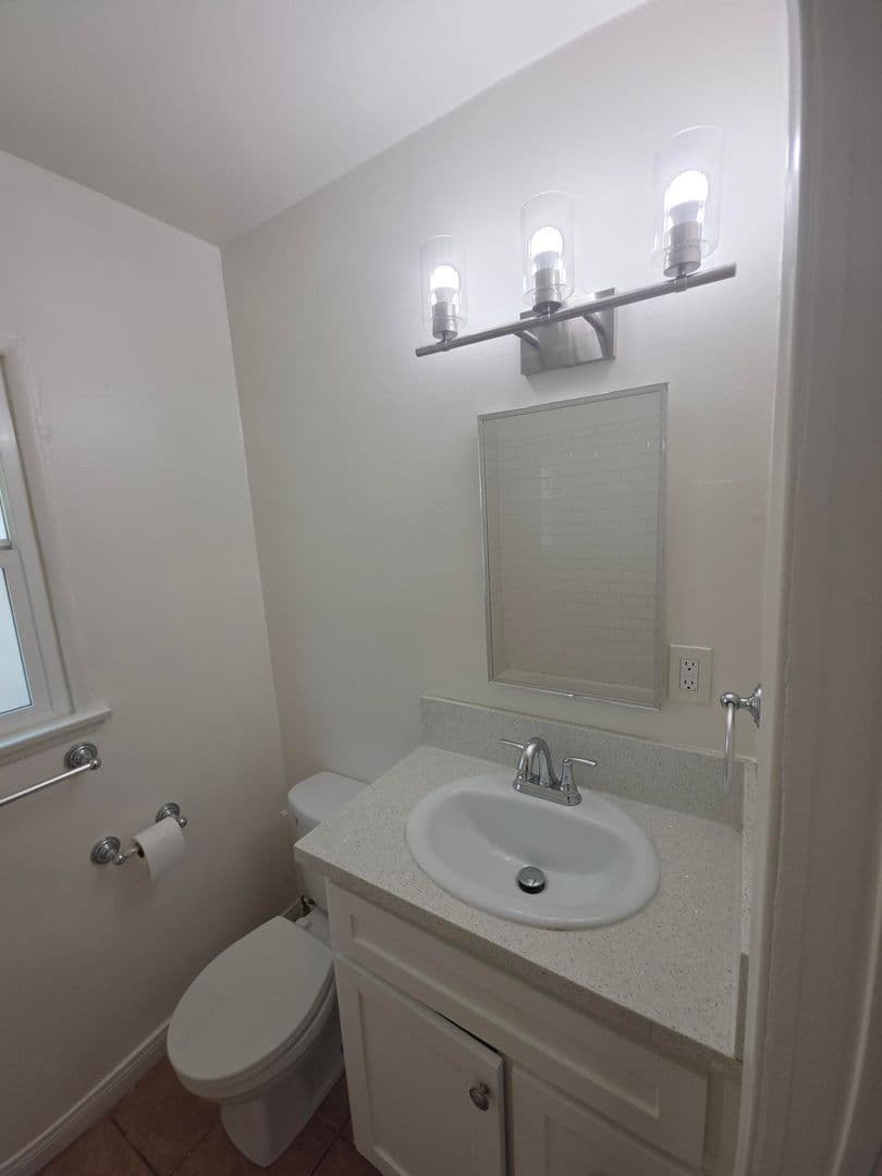 Hawthorne Apartment: 11518 Inglewood Ave