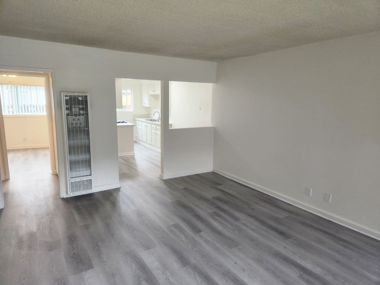 Hawthorne Apartment: 4942-4948 W. 118th Street