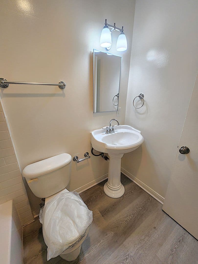 Hawthorne Apartment: 4942-4948 W. 118th Street