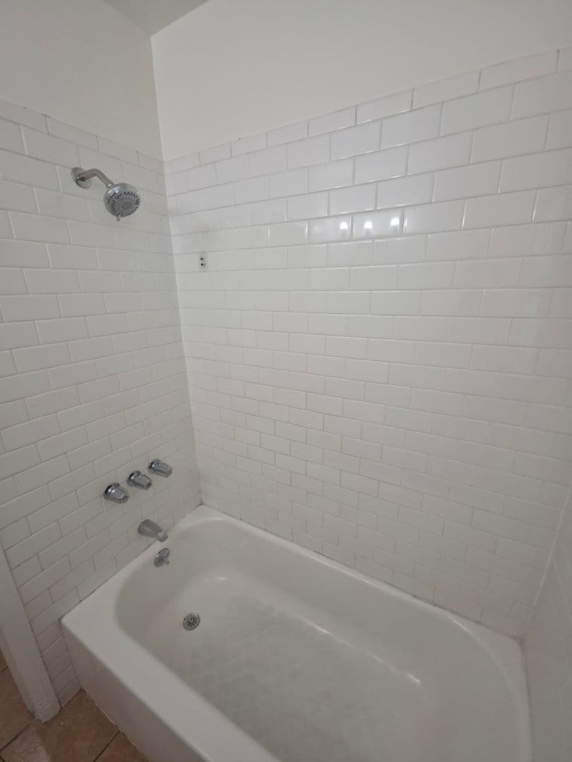 Hawthorne Apartment: 11518 Inglewood Ave
