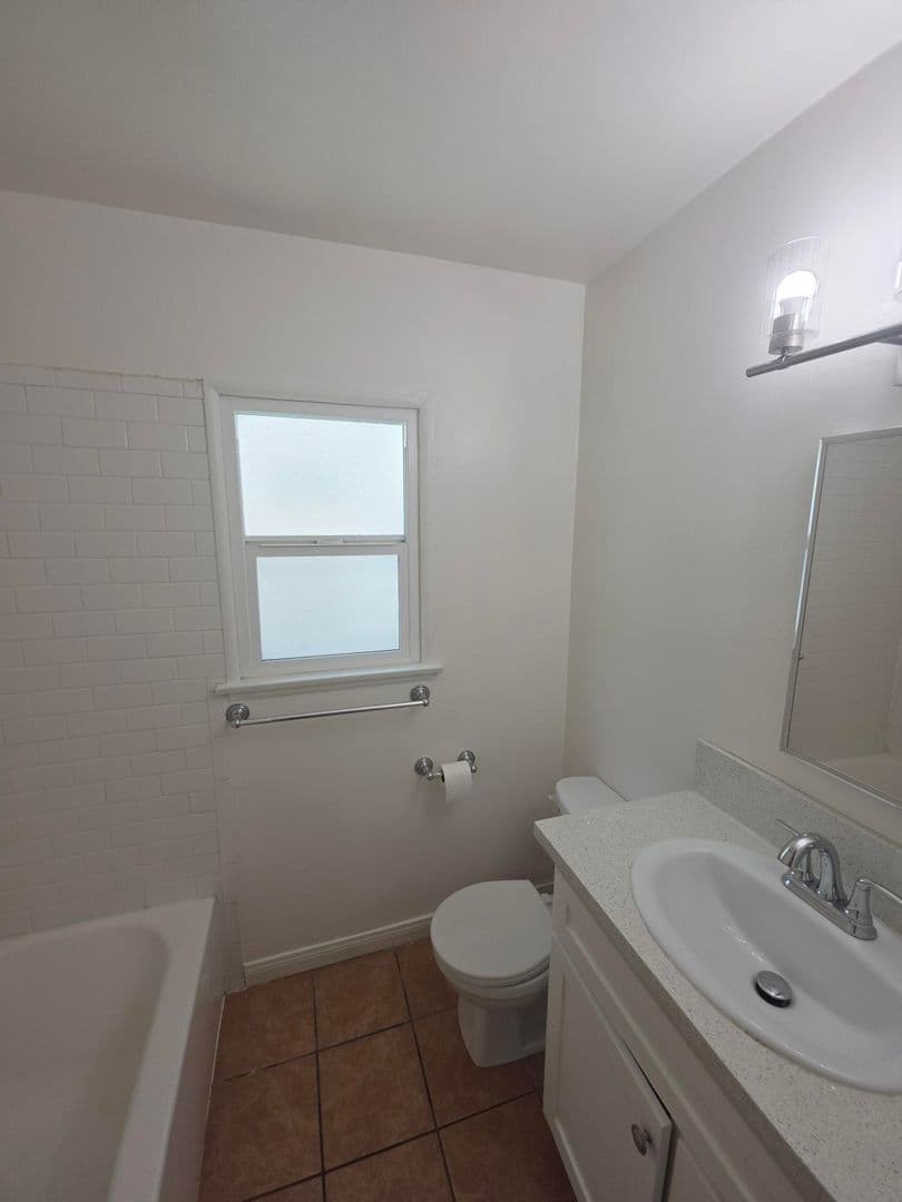 Hawthorne Apartment: 11518 Inglewood Ave