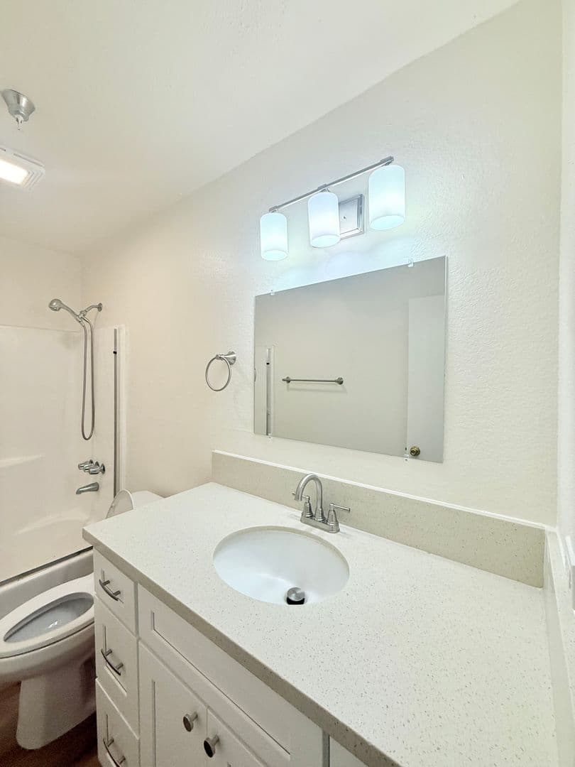 Hawthorne Apartment: 12516 Cranbrook Ave.