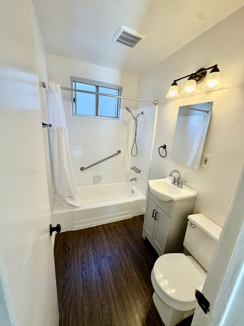 Redondo Beach Apartment: 2520-2522 Mathews Ave.