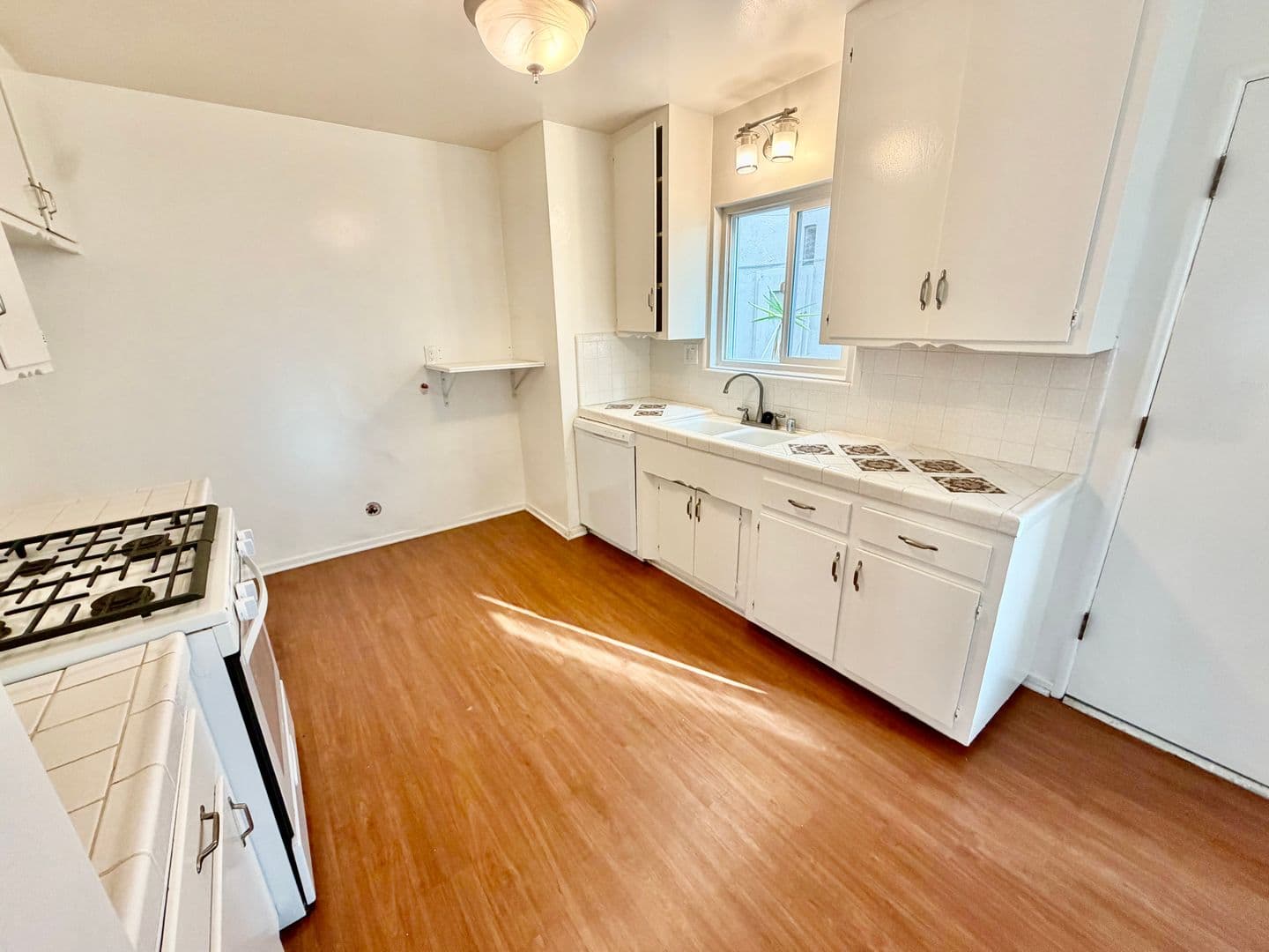 Hermosa Beach Apartment: 304-306 Culper Ct.