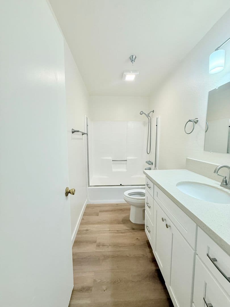 Hawthorne Apartment: 12516 Cranbrook Ave.
