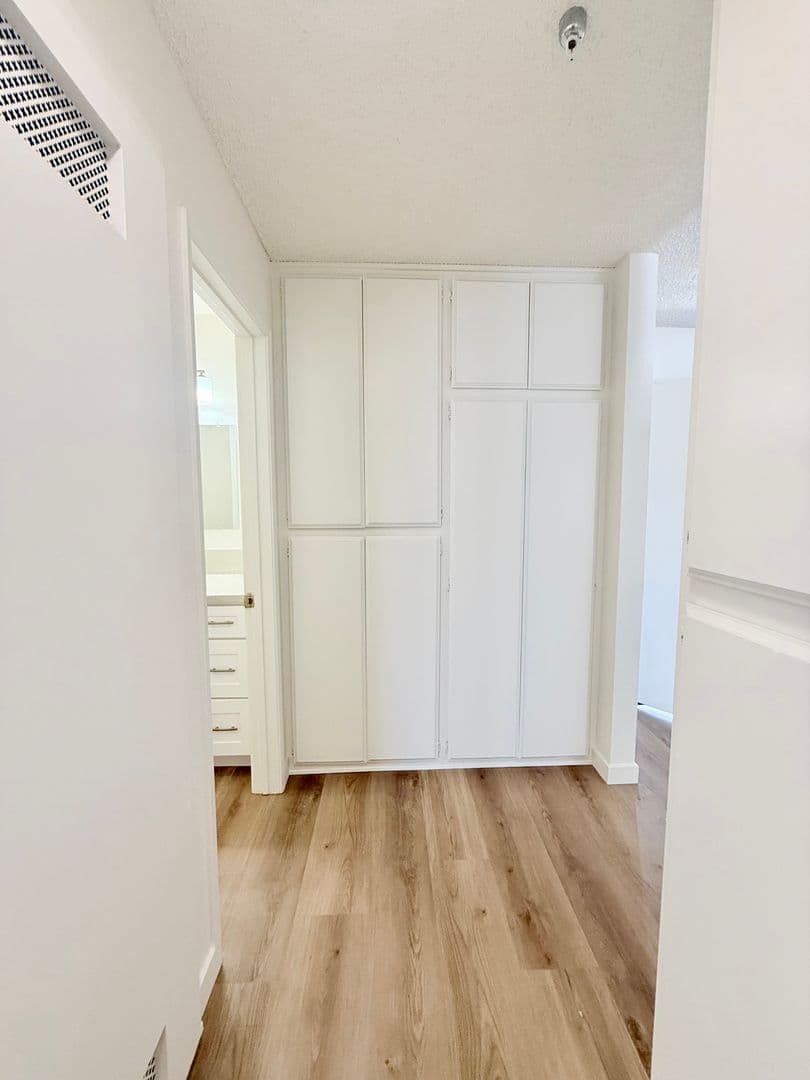 Hawthorne Apartment: 12516 Cranbrook Ave.