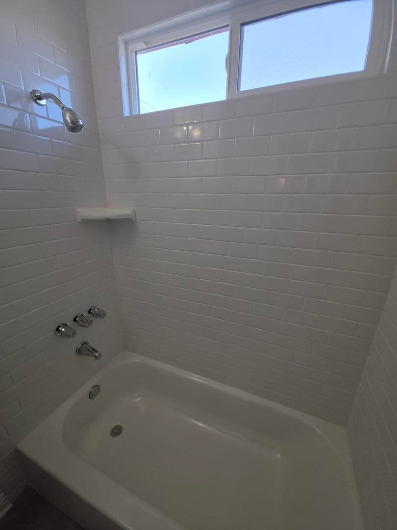 Inglewood Apartment: 10309 Inglewood Ave