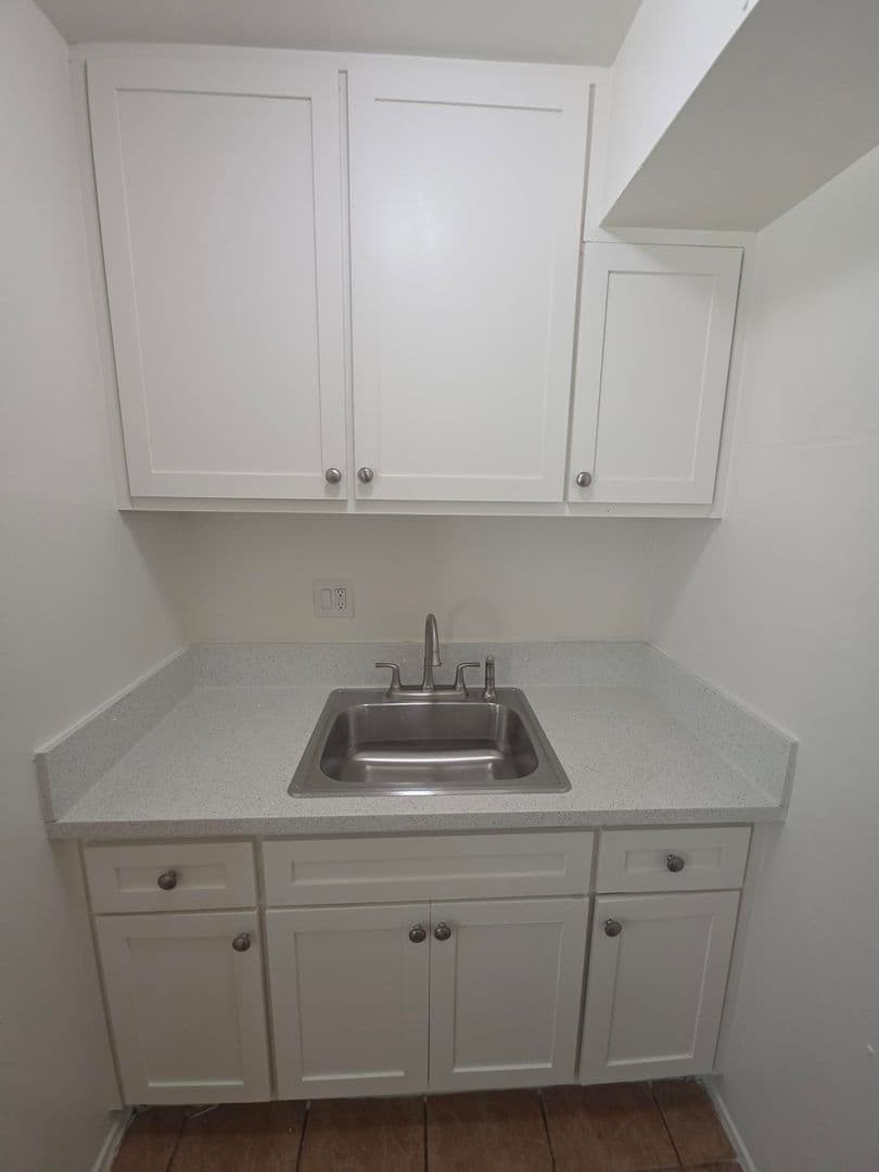 Hawthorne Apartment: 11518 Inglewood Ave