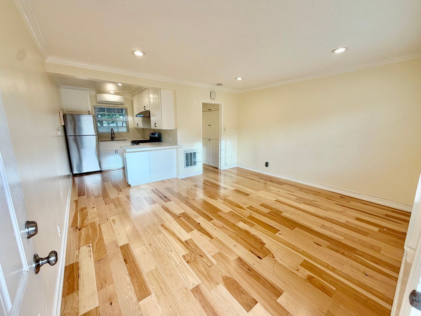 Gardena Apartment: 2125 W 157th St