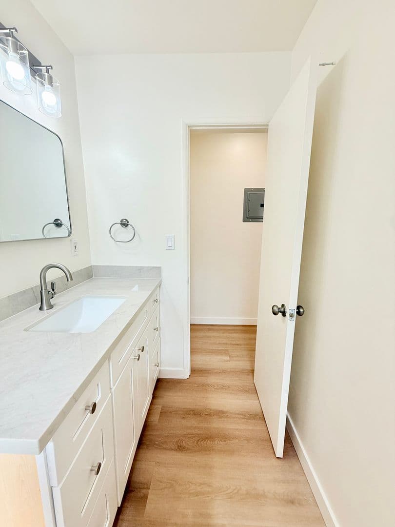 Redondo Beach Apartment: 305 N. Broadway