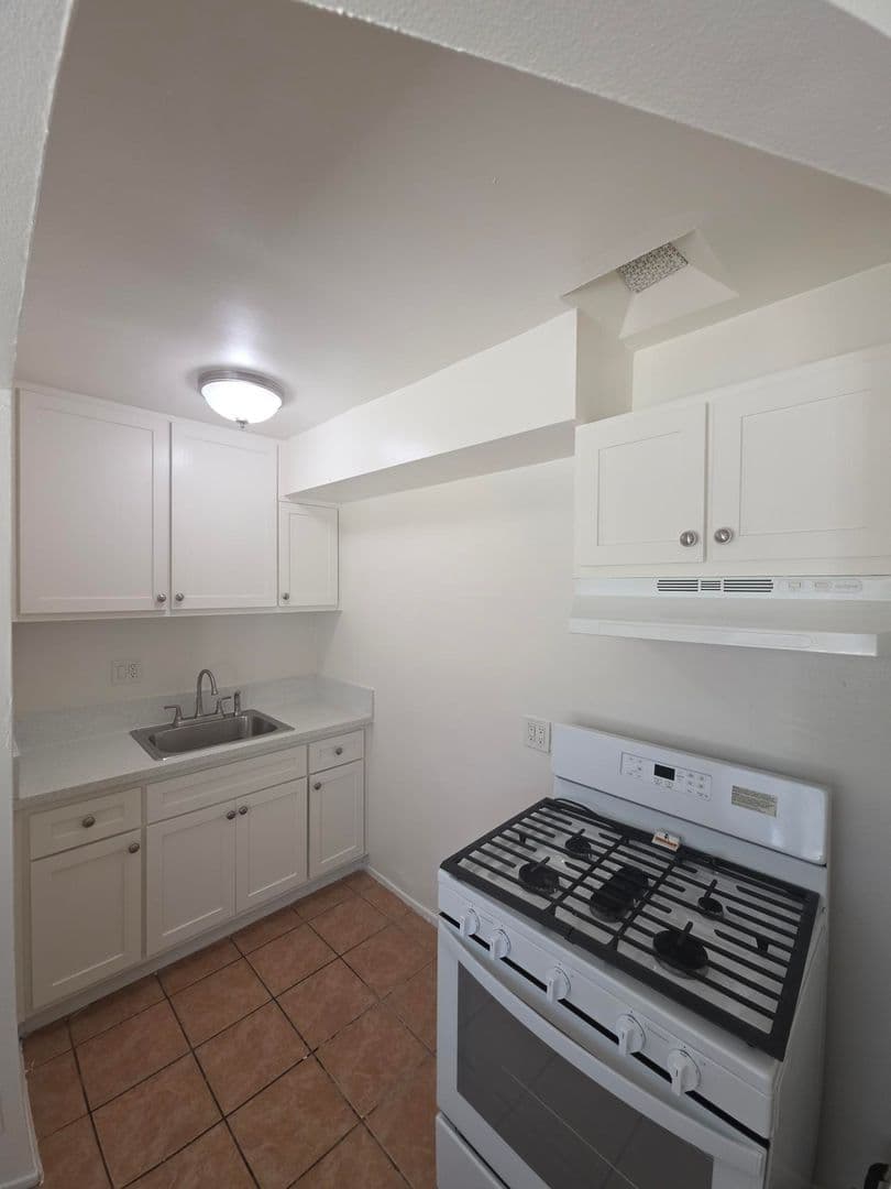 Hawthorne Apartment: 11518 Inglewood Ave