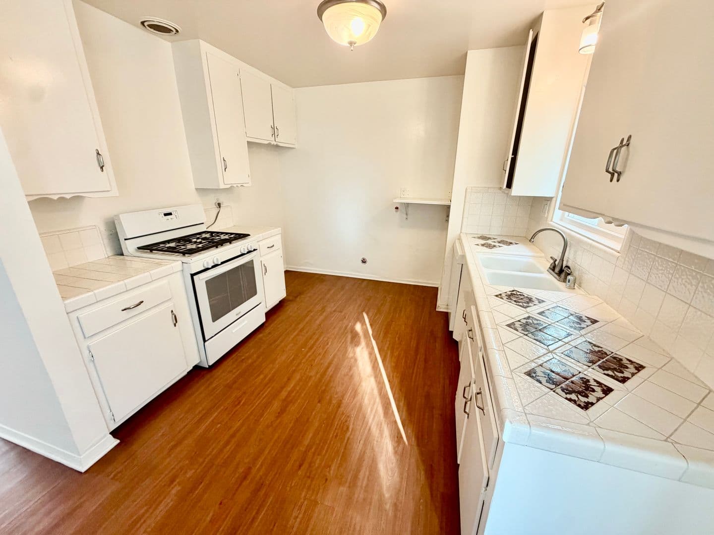 Hermosa Beach Apartment: 304-306 Culper Ct.