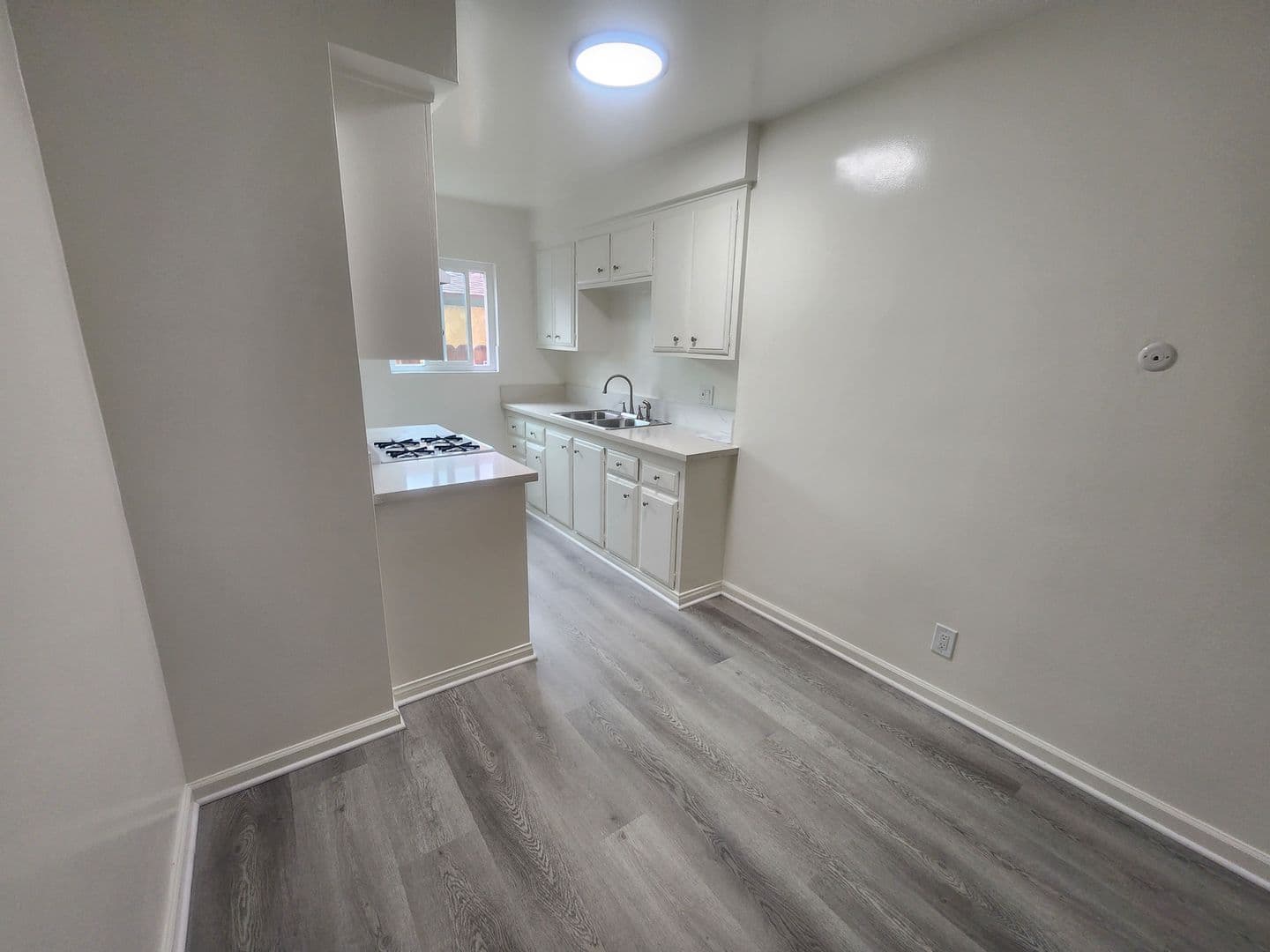Hawthorne Apartment: 4942-4948 W. 118th Street