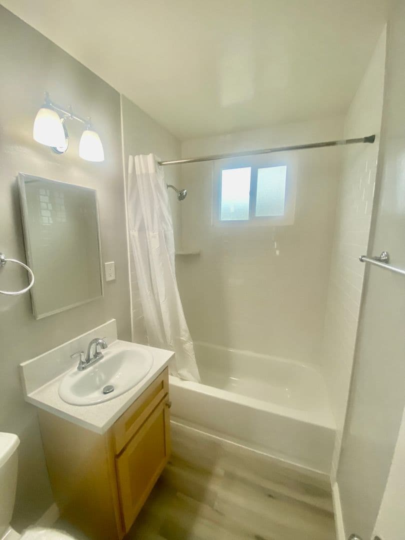 Redondo Beach Apartment: 2520-2522 Mathews Ave.