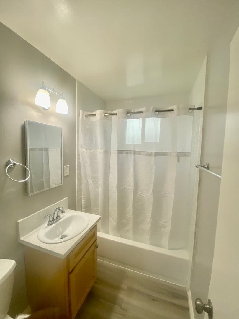 Redondo Beach Apartment: 2520-2522 Mathews Ave.