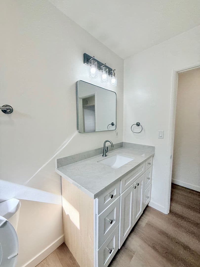 Redondo Beach Apartment: 305 N. Broadway