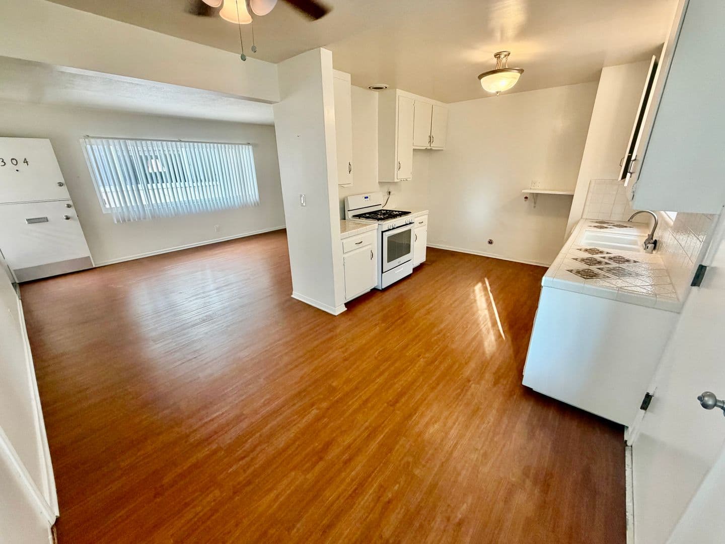 Hermosa Beach Apartment: 304-306 Culper Ct.