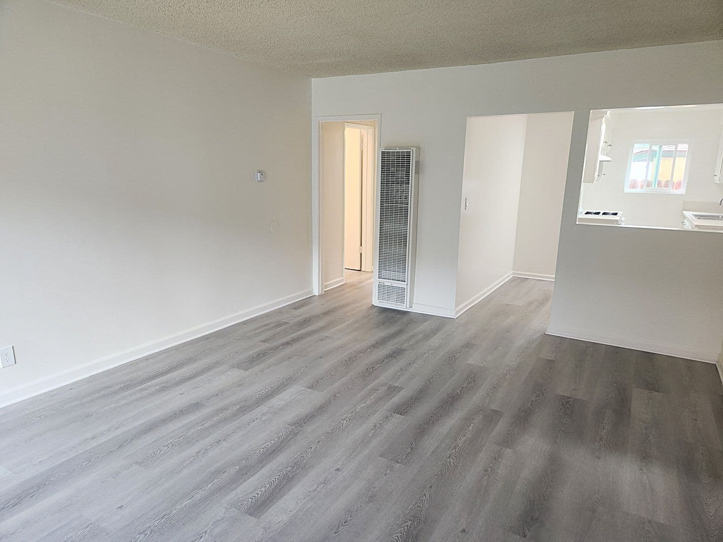 Hawthorne Apartment: 4942-4948 W. 118th Street