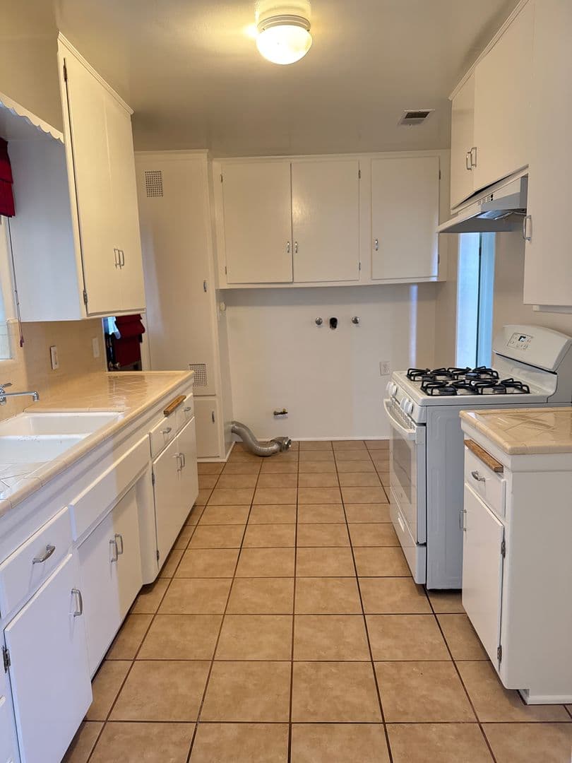 San Pedro Apartment: 570-574 W. 18th Street