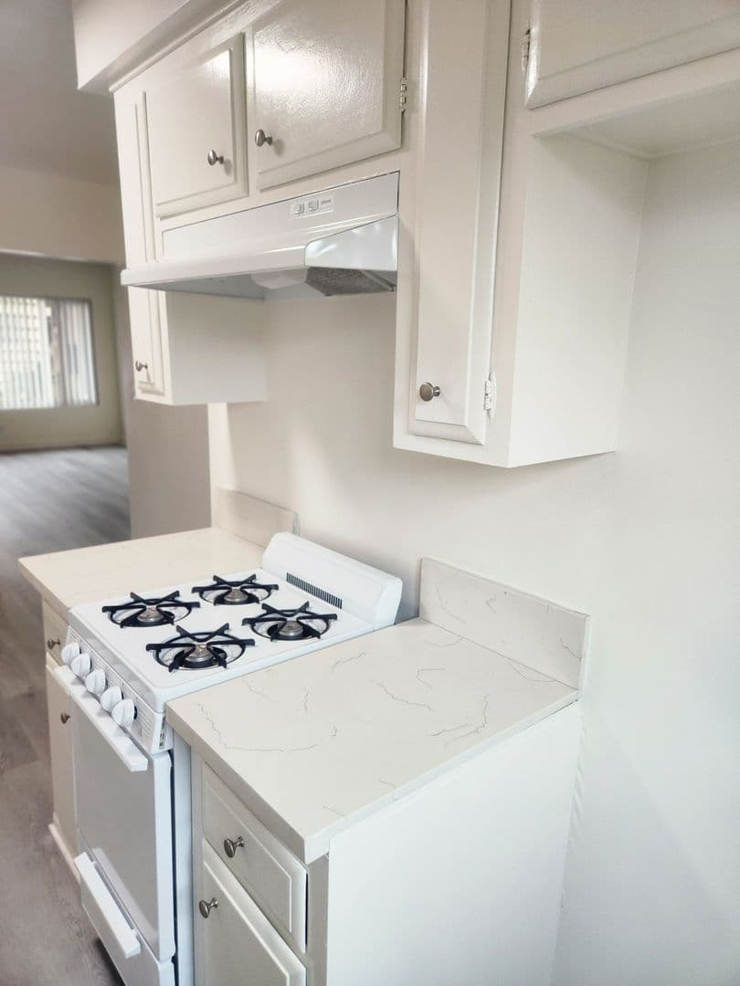 Hawthorne Apartment: 4942-4948 W. 118th Street