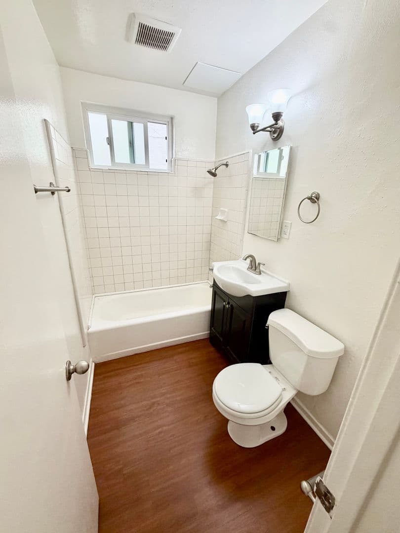 Hermosa Beach Apartment: 304-306 Culper Ct.