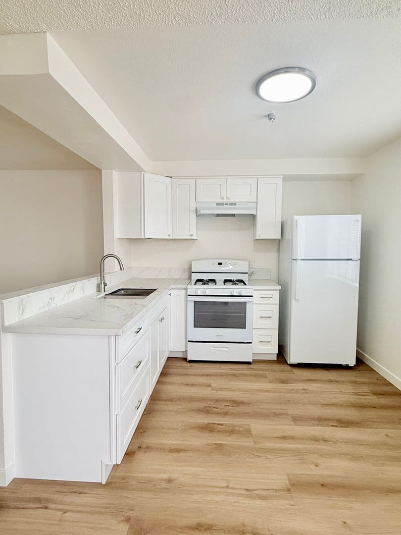 Hawthorne Apartment: 12516 Cranbrook Ave.
