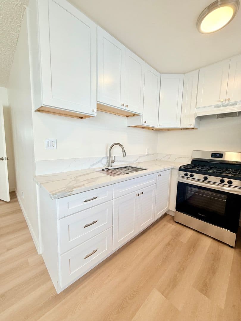 Redondo Beach Apartment: 305 N. Broadway