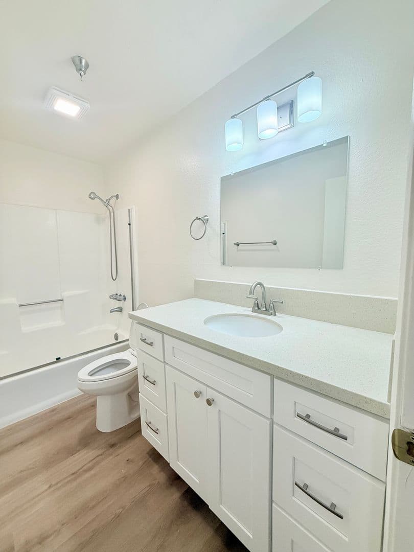 Hawthorne Apartment: 12516 Cranbrook Ave.