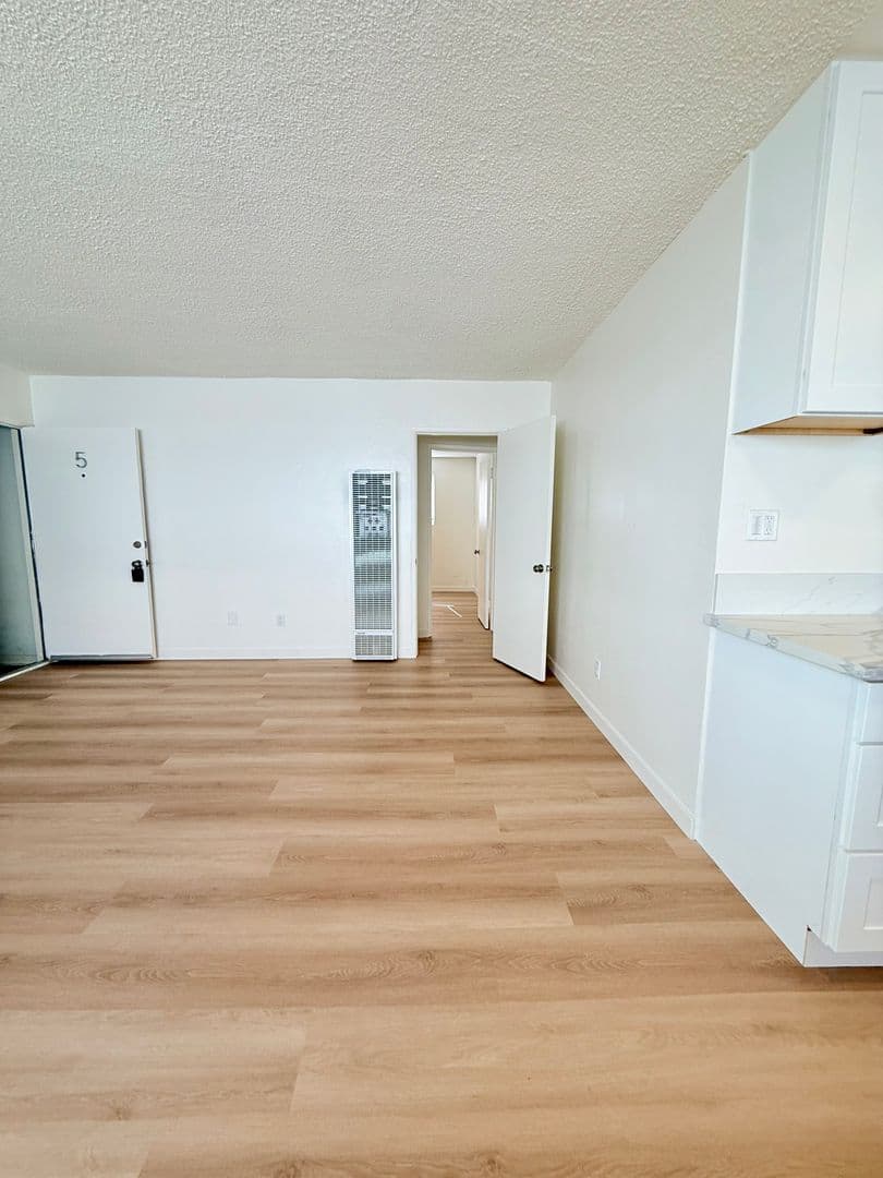 Redondo Beach Apartment: 305 N. Broadway