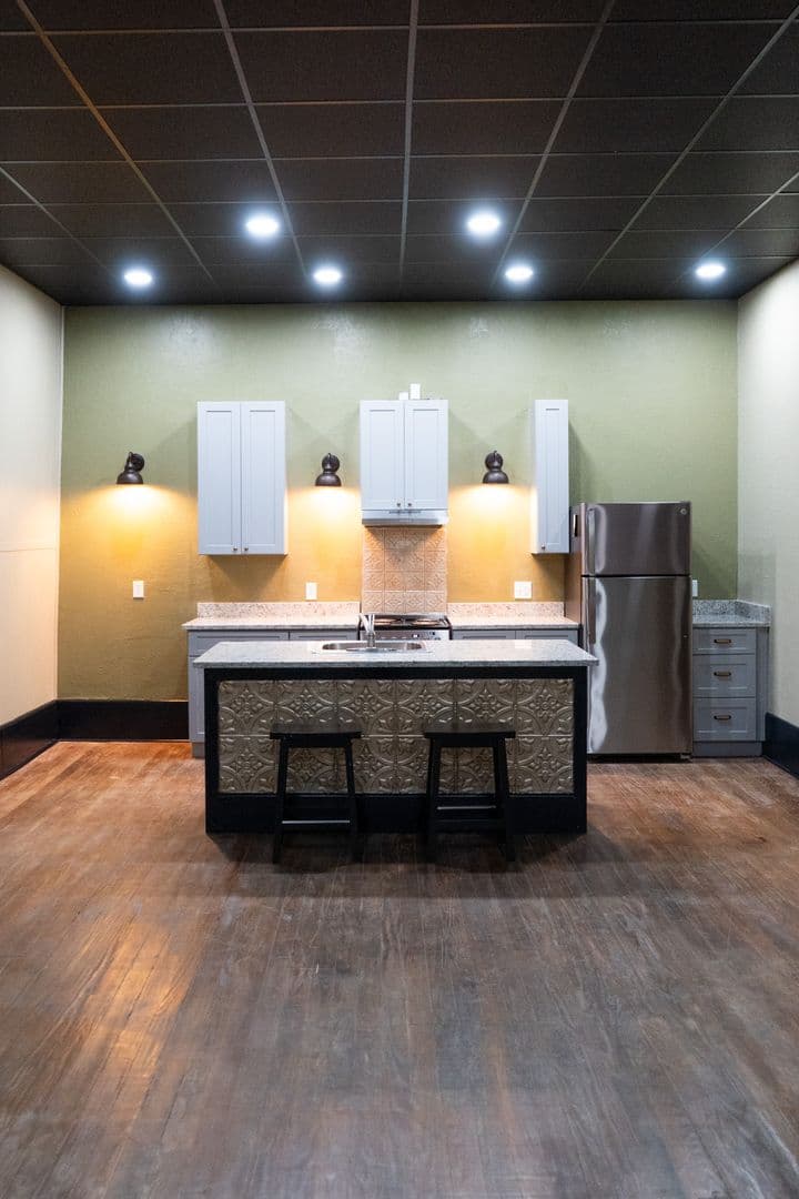 Lexington Apartment: 102 East Main St
