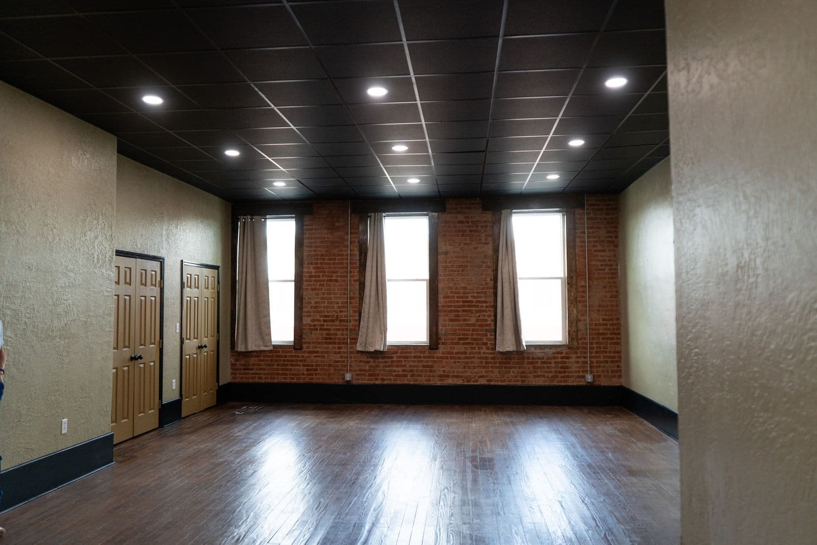 Lexington Apartment: 102 East Main St