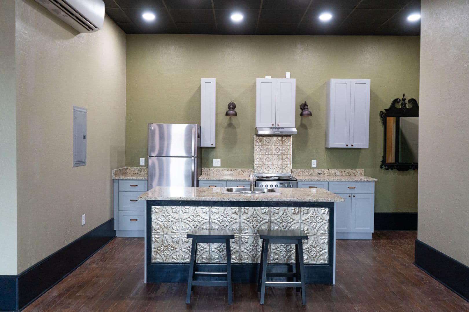 Lexington Apartment: 102 East Main St