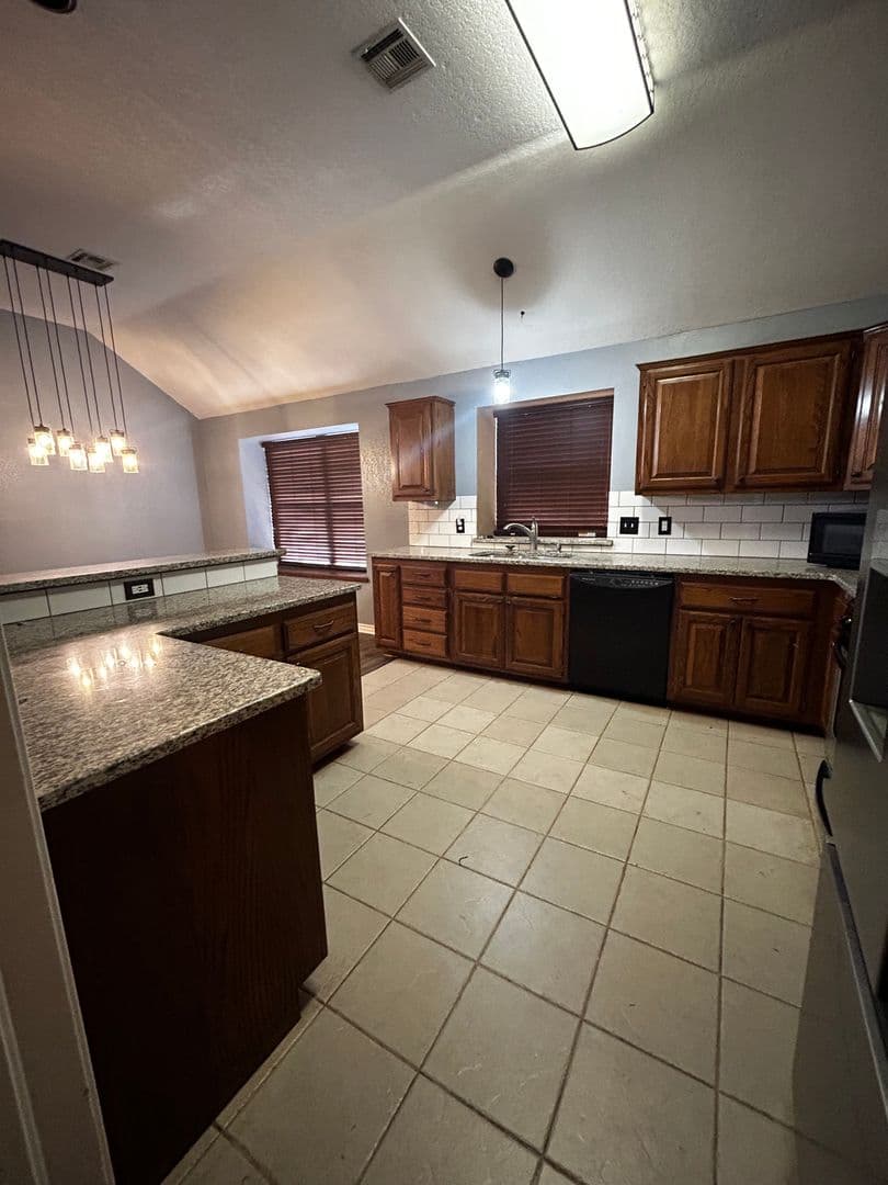 Yukon House: 958 Hilltop Mansion
