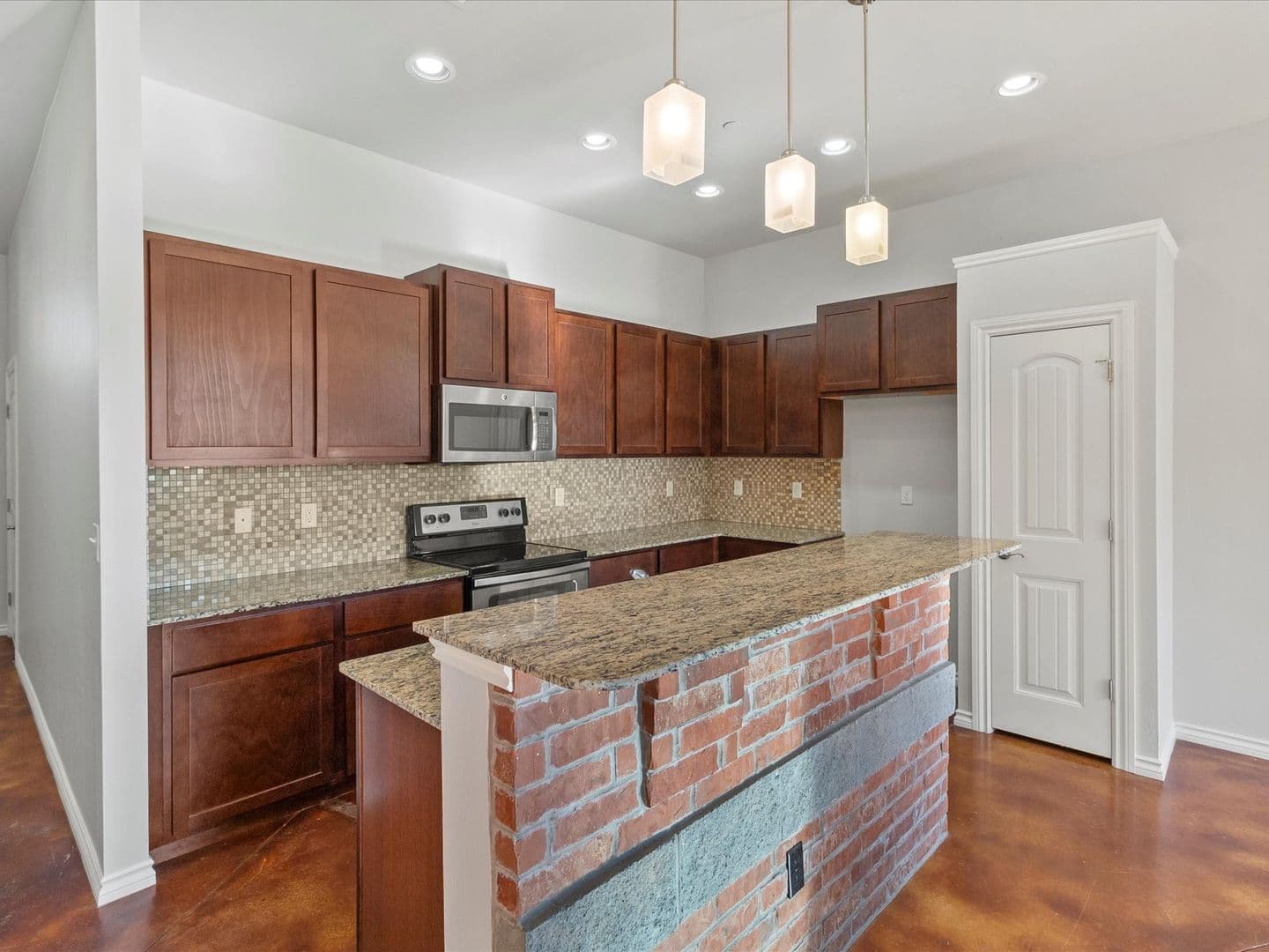 Edmond Townhome: 475 S Fretz Ave