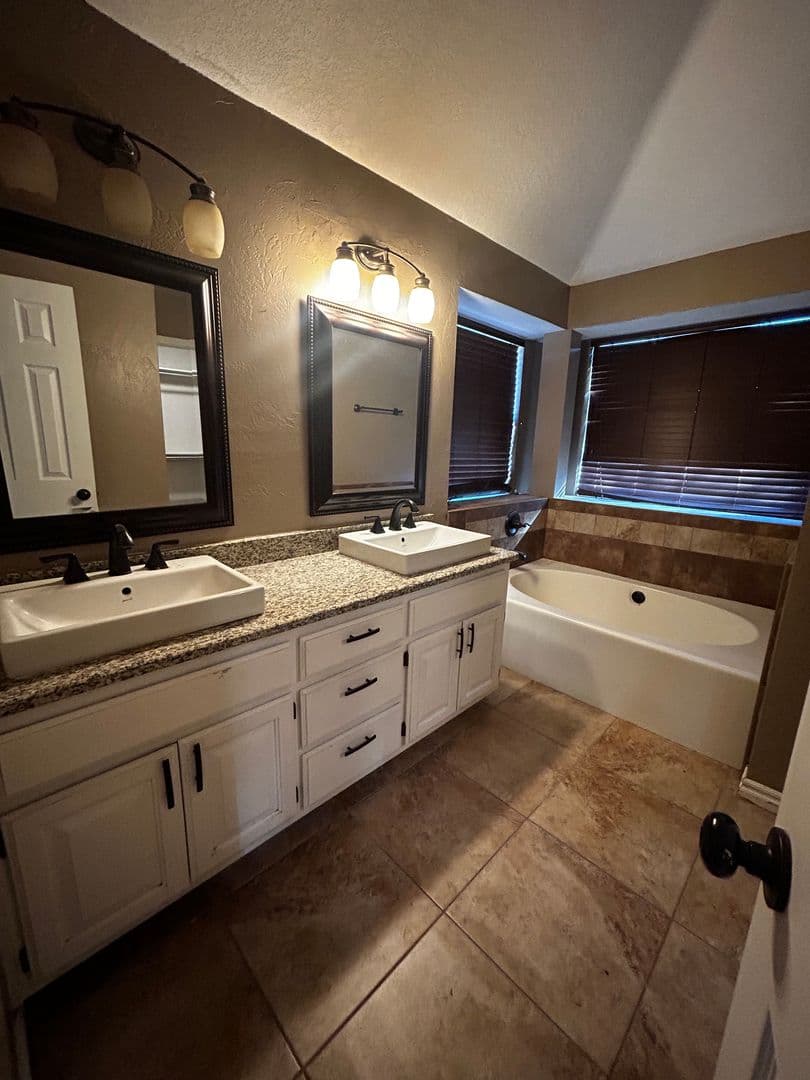 Yukon House: 958 Hilltop Mansion
