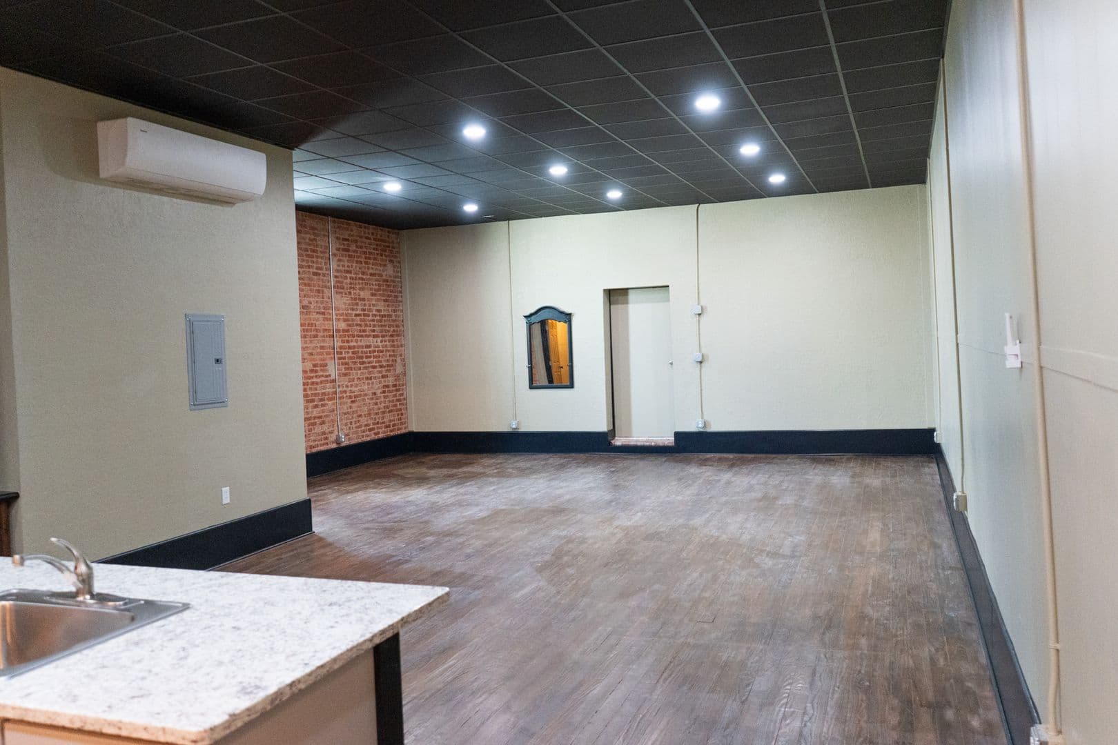 Lexington Apartment: 102 East Main St