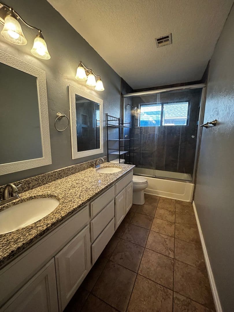 Yukon House: 958 Hilltop Mansion