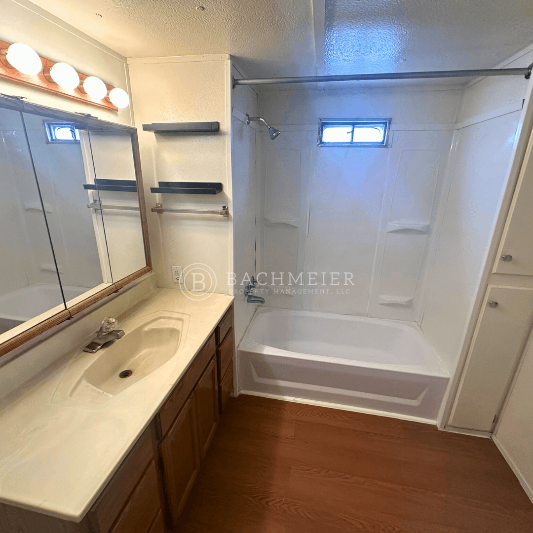 Pendleton Apartment: 2918 NE Riverside
