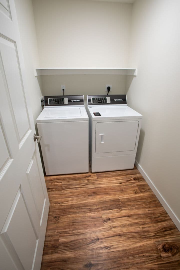 Pendleton Apartment: 3200/3230 SW Perkins Ave