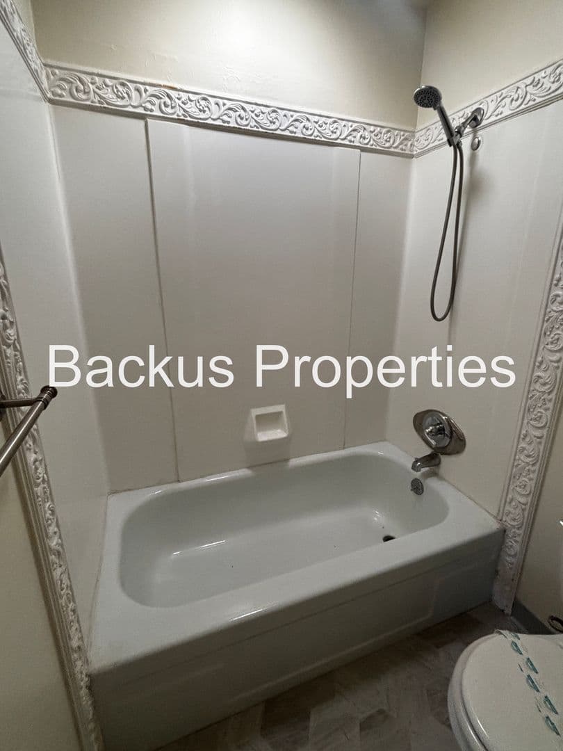 Salinas House: 432 Comanche Wy.