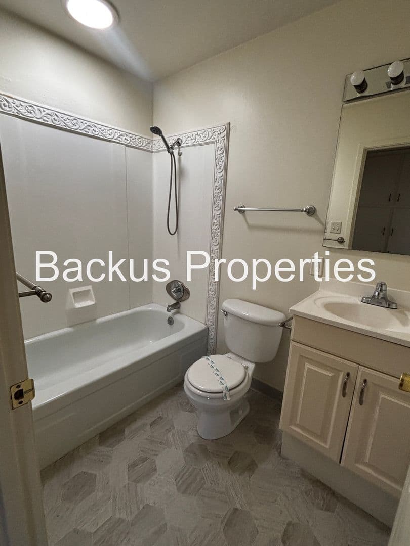 Salinas House: 432 Comanche Wy.