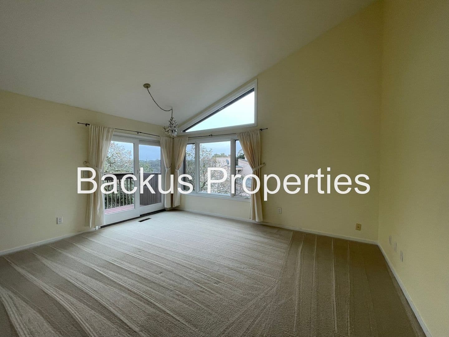 Salinas House: 14685 Charter Oak Blvd