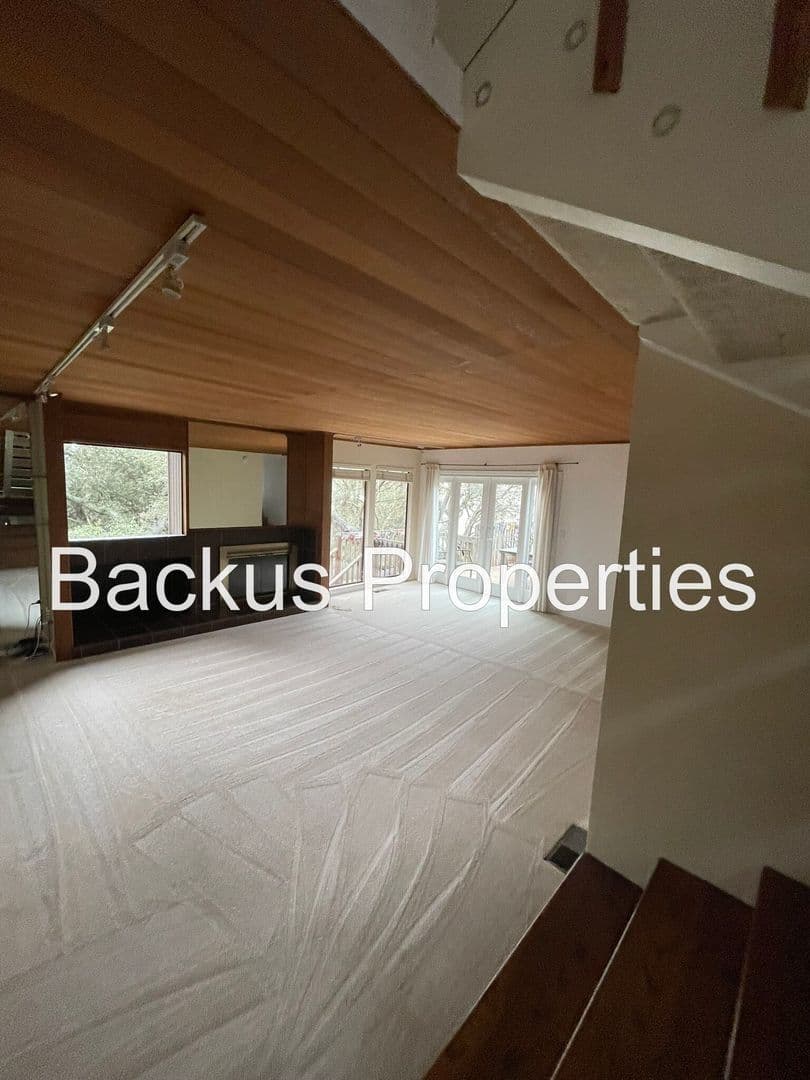 Salinas House: 14685 Charter Oak Blvd