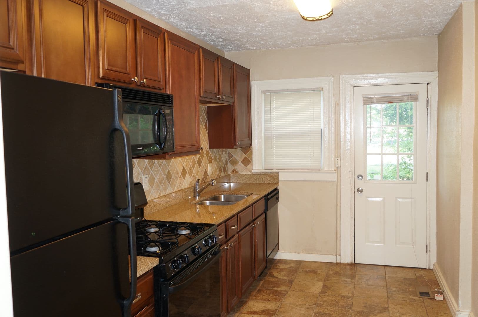 Marietta Apartment: 583 Colonial Circle