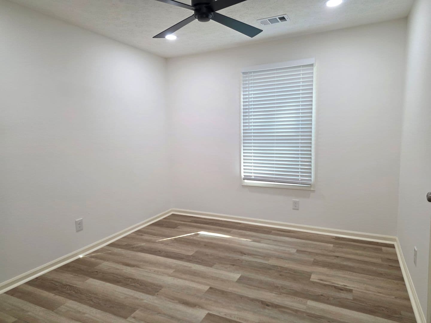 Woodstock Apartment: 1211 Trout Drive