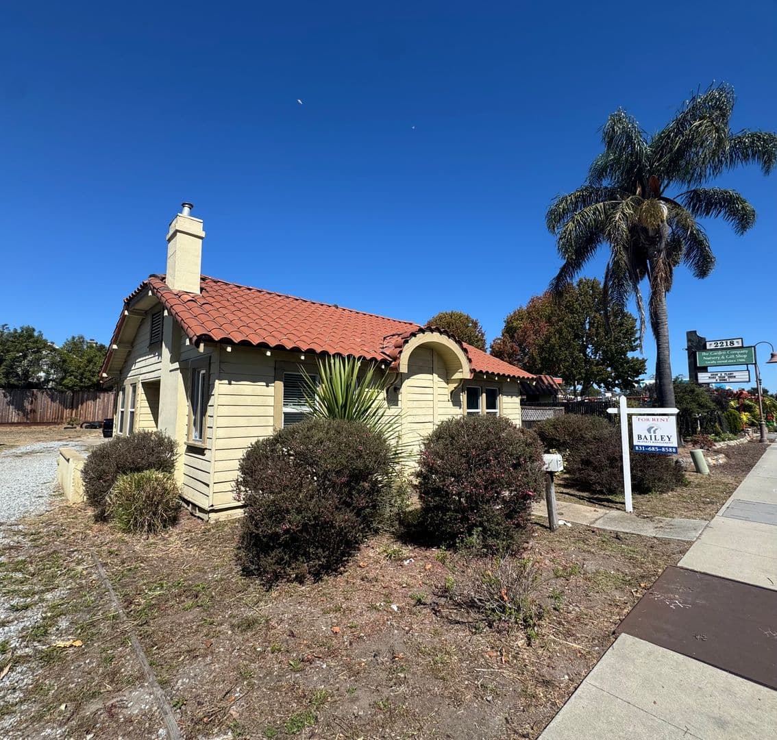 Santa Cruz House: 2222 Mission St