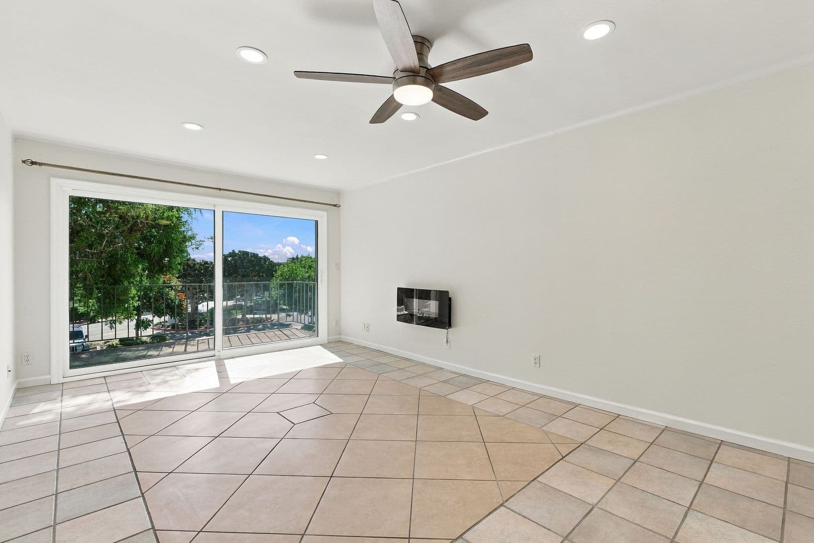 Newport Beach Condo: 500 Cagney Lane #206